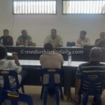 Tim gabungan setelah melakukan monitoring di areal perizinan HKm Koperasi Parna Jaya Sejahtera, menuangkan hasil dalam berita acara.