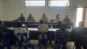 Tim gabungan setelah melakukan monitoring di areal perizinan HKm Koperasi Parna Jaya Sejahtera, menuangkan hasil dalam berita acara.