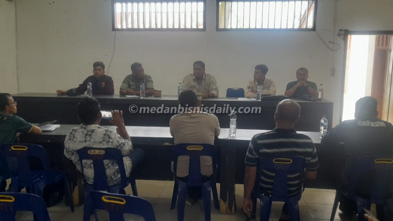 Tim gabungan setelah melakukan monitoring di areal perizinan HKm Koperasi Parna Jaya Sejahtera, menuangkan hasil dalam berita acara.