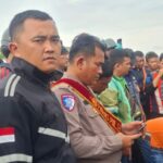 Petugas mengevakuasi jenazah korban tertabrak kereta, Senin (20/4/2026). (istimewa)