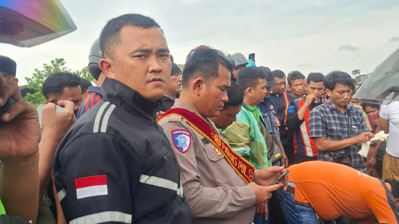 Petugas mengevakuasi jenazah korban tertabrak kereta, Senin (20/4/2026). (istimewa)