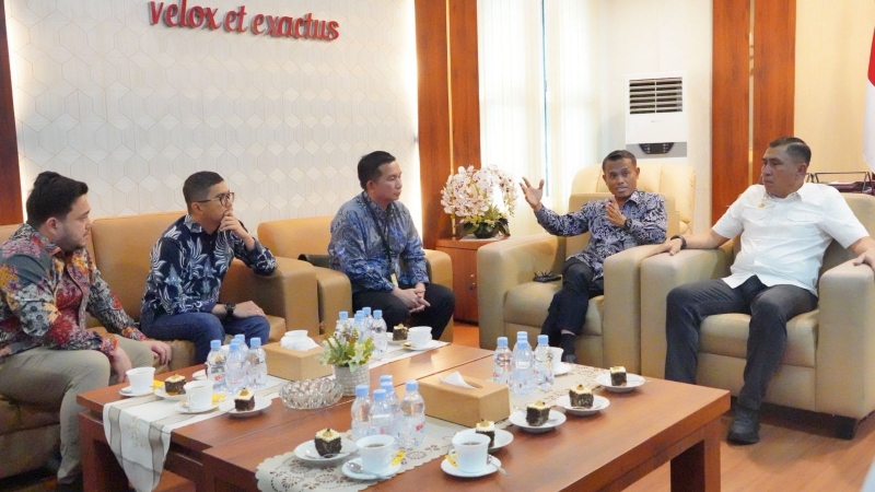 Executive GM Pertamina Patra Niaga Regional Sumbagut Sunardi (kiri) menemui Kabinda Sumut Muhammad Nasrullah Nasution (kanan), Senin (20/4/2026).