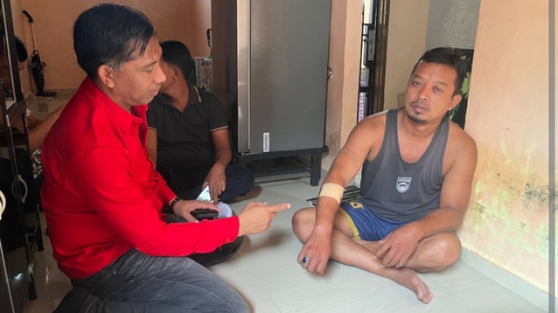 Andi Lubis (37), warga Desa Pasar Baru, Kecamatan Teluk Mengkudu, korban begal mengalami luka sayatan pada tangan kanan dan pinggul bagian belakang.