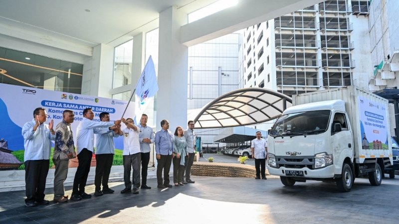 Gubernur Sumut Bobby Nasution melepas pengiriman Komoditas Cabai Merah Tahap 3 di Halaman Kantor Gubernur Sumut, Rabu (22/4/2026).