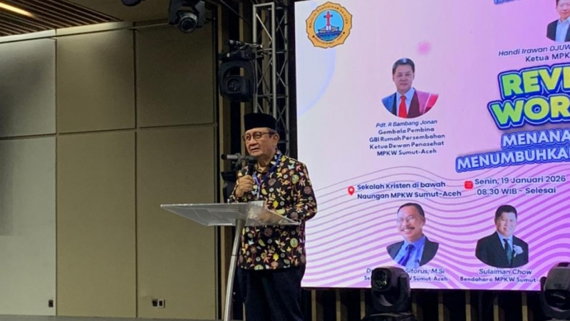 Ketua MPKW Sumatera Utara-Aceh, Dr RE Nainggolan MM, memberikan kata sambutan dalam suatu kegiatan yang diadakan MPKW Sumut-Aceh (istimewa)