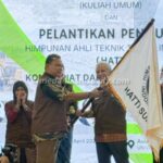 Ketua HATTI Sumut Berlin A Tampubolon menerima pataka memimpin organisasi ini 5 tahun ke depan. (jones gultom)