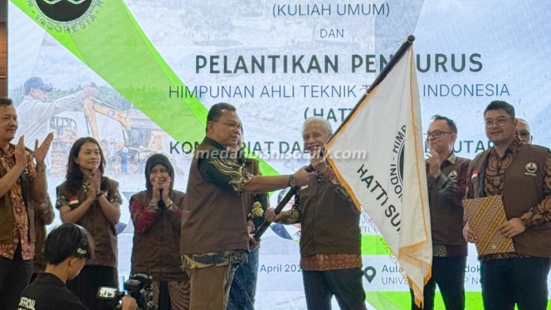 Ketua HATTI Sumut Berlin A Tampubolon menerima pataka memimpin organisasi ini 5 tahun ke depan. (jones gultom)