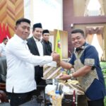 Ketua Pansus II DPRD Deli Serdang Misnan Aljawi menyerahkan laporan hasil temuan kepada Wakil Bupati Lom Lom Suwondo, disaksikan Ketua DPRD Zakky Shahri dan Wakil Ketua Hamdani Syahputra. (istimewa)