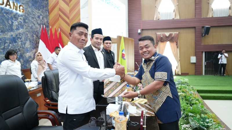 Ketua Pansus II DPRD Deli Serdang Misnan Aljawi menyerahkan laporan hasil temuan kepada Wakil Bupati Lom Lom Suwondo, disaksikan Ketua DPRD Zakky Shahri dan Wakil Ketua Hamdani Syahputra. (istimewa)