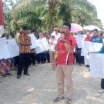 Ketua Tim Penyelesaian Lahan Kelompok 80 (Plasma), Zuhari, menyampaikan orasi saat aksi unjuk rasa di depan kantor PT DMK di Dusun II Desa Bagan Kuala, Kecamatan Tanjung Beringin, Sergai. (julianto silitonga)