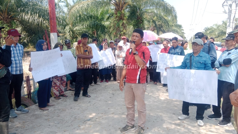 Ketua Tim Penyelesaian Lahan Kelompok 80 (Plasma), Zuhari, menyampaikan orasi saat aksi unjuk rasa di depan kantor PT DMK di Dusun II Desa Bagan Kuala, Kecamatan Tanjung Beringin, Sergai. (julianto silitonga)
