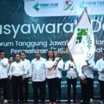 Ketua TJSLBU Kabupaten Karo terpilih masa bakti 2026–2031, Susi Susanty Ginting saat mengibarkan pataka usai pelantikan di Hotel Internasional Sibayak (HIS), Berastagi, Kabupaten Karo, Jumat (24/4/2026). (riza pinem)