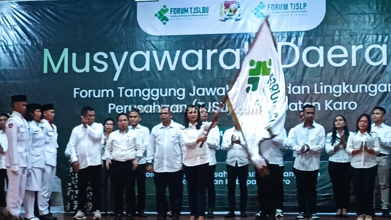 Ketua TJSLBU Kabupaten Karo terpilih masa bakti 2026–2031, Susi Susanty Ginting saat mengibarkan pataka usai pelantikan di Hotel Internasional Sibayak (HIS), Berastagi, Kabupaten Karo, Jumat (24/4/2026). (riza pinem)