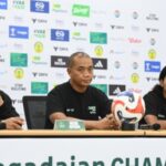 Pelatih Kepala PSMS, Eko Purdjianto didampingi gelandang bertahan Farhan saat mengikuti temu pers jelang pertandingan. (istimewa)