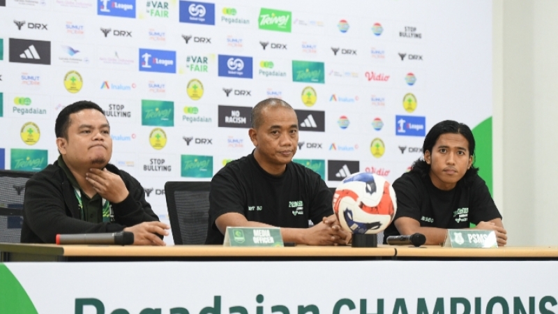 Pelatih Kepala PSMS, Eko Purdjianto didampingi gelandang bertahan Farhan saat mengikuti temu pers jelang pertandingan. (istimewa)