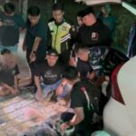 Kasatres Narkoba Polresta Deli Serdang, Kompol Fery Kusnadi menunjuk barang bukti dan Kanit I Reserse Narkoba Iptu Dahni pakai topi saat melakukan penyergapan.