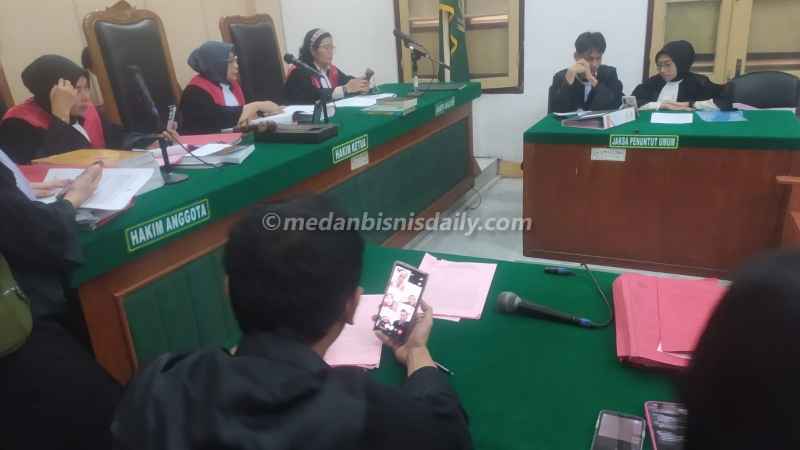 Several internal Bank Mandiri names emerged during the trial of the Rp 123.2 billion fake check case at PT Toba Surimi Industries.