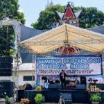 Pemuda mengikuti seminar ekoteologi dan festival musik dalam rangka Hari Bumi Internasional di Sidikalang. (fajar gunawan)