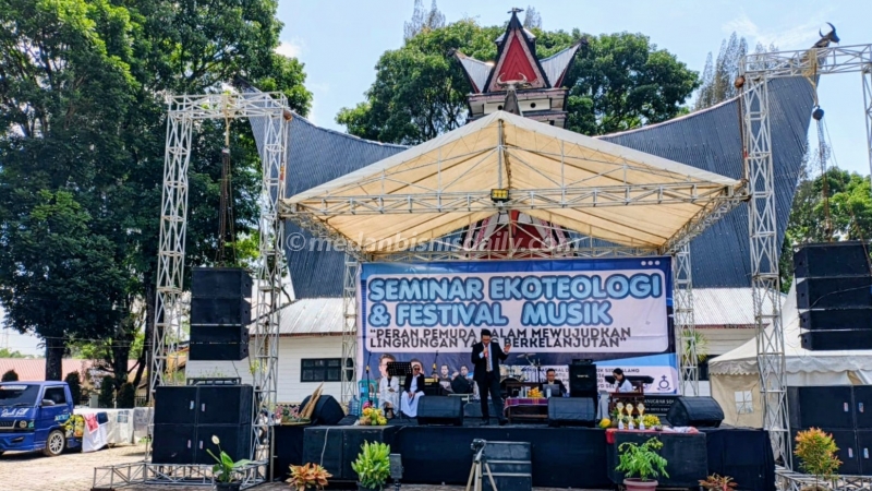 Pemuda mengikuti seminar ekoteologi dan festival musik dalam rangka Hari Bumi Internasional di Sidikalang. (fajar gunawan)