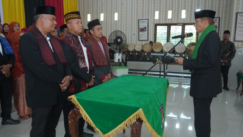 Suasana pelantikan pengurus Lembaga Adat Dalihan Natolu Tabagsel Kabupaten Asahan periode 2025 2029 di Rumah Adat Solo Godang Kisaran. (istimewa)