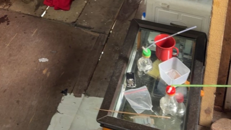 Barang bukti sabu, alat isap (bong) dan timbangan elektrik diamankan dari sarang narkoba. (istimewa)