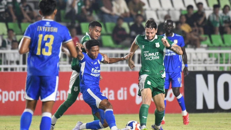 Upaya striker PSMS, Felipe Catennazi, menembus pertahanan Adhyaksa FC dalam laga yang kembali memperlihatkan kegagalan tuan rumah mempertahankan keunggulan.