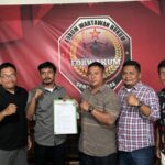 Ketua Forwakum Sumut, Aris Rinaldi Nasution SH saat memberikan mandat kepada Eriusman Duha untuk melakukan pembentukan kepengurusan Forwakum di Kepulauan Nias. (istimewa)