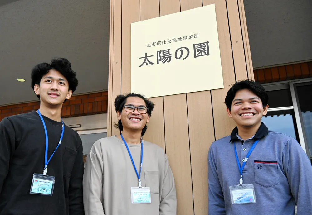 「太陽の園」で働く、（左から）ウィディさん、ユスリルさん、ラファエルさん
