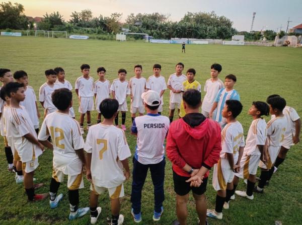 Persida U-13 sukses kalahkan SMPN 2 Sidoarjo 2-0. Permainan solid dan mental kuat jadi modal penting di ajang Piala Soeratin. (Foto iNewsSurabaya.id/alup).