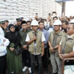 Mentan Andi Amran Sulaiman cek langsung gudang Bulog di Surabaya. Stok beras nasional capai 4,9 juta ton, tertinggi sepanjang sejarah Indonesia. Foto ilyas