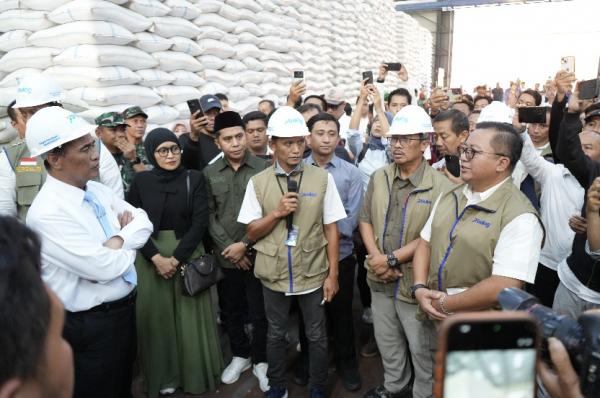 Mentan Andi Amran Sulaiman cek langsung gudang Bulog di Surabaya. Stok beras nasional capai 4,9 juta ton, tertinggi sepanjang sejarah Indonesia. Foto ilyas