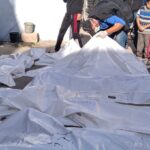 رجل إسعاف يساعد أهالي المفقودين في البحث عن جثامين ذويهم في مستشفى شهداء الأقصى وسط قطاع غزة (تصوير ياسر البنا)