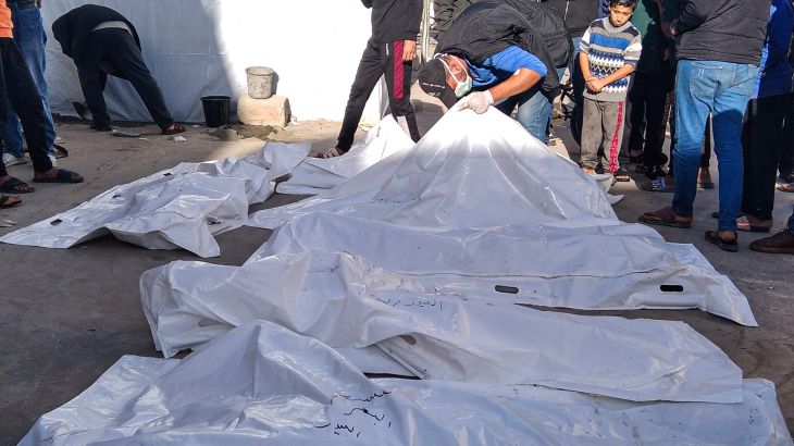 رجل إسعاف يساعد أهالي المفقودين في البحث عن جثامين ذويهم في مستشفى شهداء الأقصى وسط قطاع غزة (تصوير ياسر البنا)