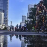 Warga bersepeda di kawasan Bundaran HI, Jakarta, Minggu (21/3/2021). ANTARA FOTO/Muhammad Adimaja