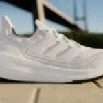 Adidas Ultraboost Light, sepatu lari yang direkomendasikan untuk cegah dedera