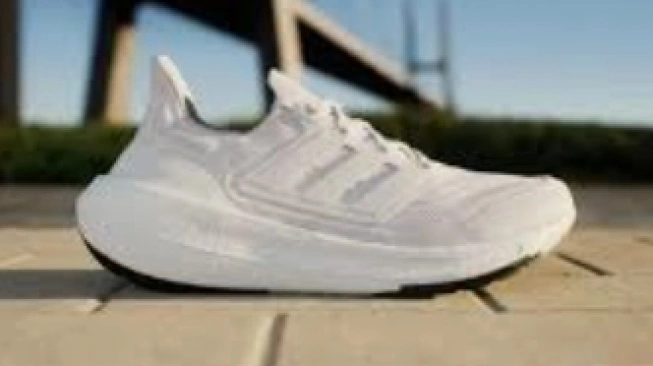 Adidas Ultraboost Light, sepatu lari yang direkomendasikan untuk cegah dedera