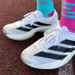 Ilustrasi sepatu lari Giveaway (Freepik)