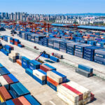 团结村重庆集装箱中心站，一箱箱进出口货物整装待发。通讯员 何超 摄