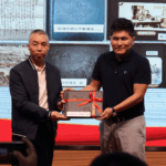 徐鹏向重庆图书馆无偿捐赠多份日军侵华原版文献实物。重庆图书馆供图