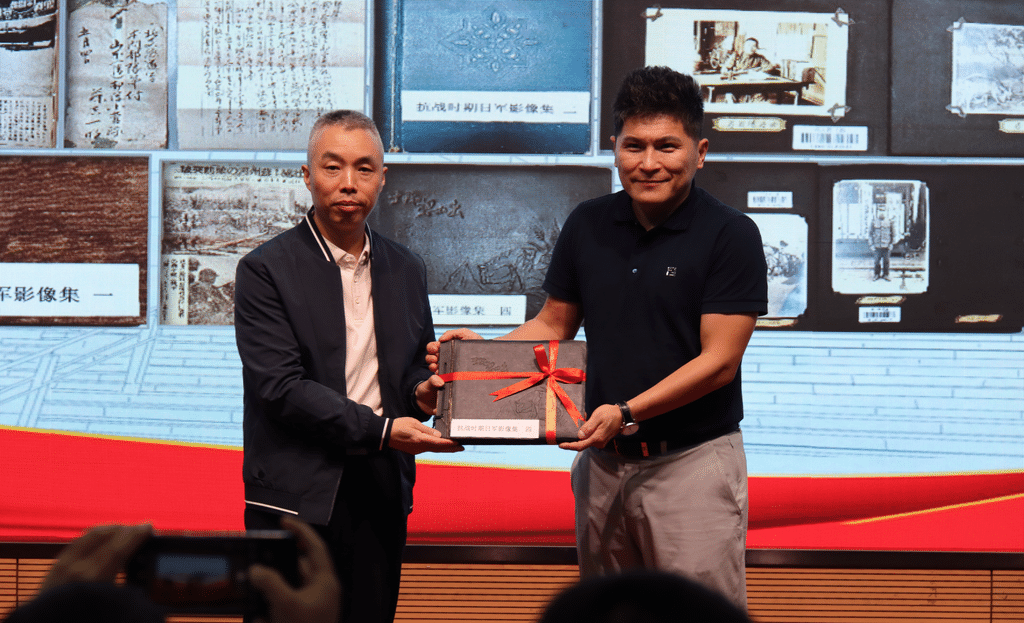 徐鹏向重庆图书馆无偿捐赠多份日军侵华原版文献实物。重庆图书馆供图