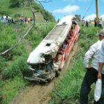 مصرع 11 وإصابة 20 جراء سقوط حافلة في وادٍ جنوب الإكوادور 1