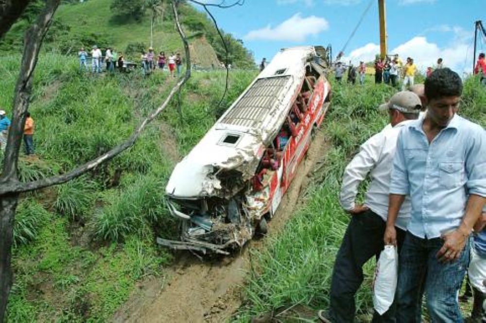 مصرع 11 وإصابة 20 جراء سقوط حافلة في وادٍ جنوب الإكوادور 1