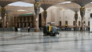 تكثيف الأعمال الميدانية في المسجد النبوي تزامنا مع الحالة المطرية 1