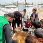 استفاد منها 25,000 فرد.. مركز الملك سلمان يوزع وجبات غذائية في غزة 1