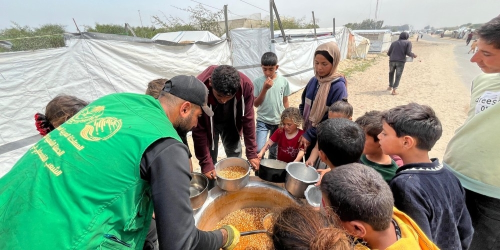 استفاد منها 25,000 فرد.. مركز الملك سلمان يوزع وجبات غذائية في غزة 1