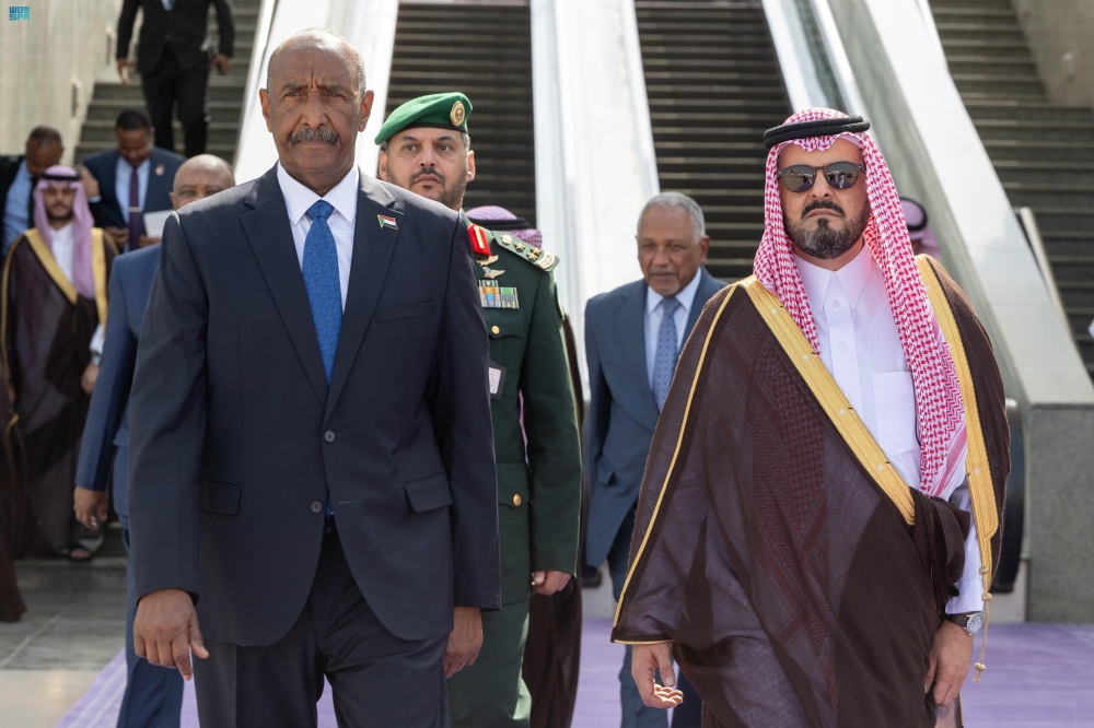 رئيس مجلس السيادة الانتقالي السوداني يُغادر جدة 1