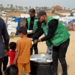 قطاع غزة.. مركز الملك سلمان للإغاثة يوزّع 25 ألف وجبة غذائية ساخنة 1