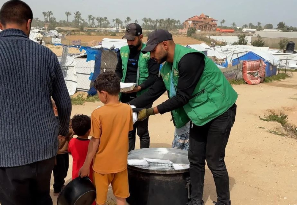 قطاع غزة.. مركز الملك سلمان للإغاثة يوزّع 25 ألف وجبة غذائية ساخنة 1