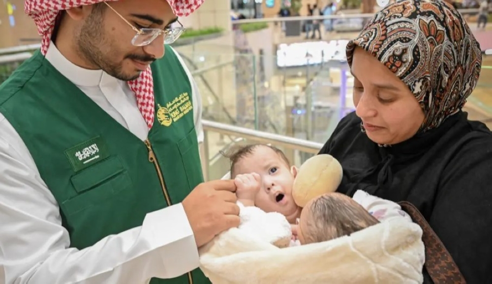 عاجل: إنفاذًا لتوجيهات القيادة.. وصول التوأم الملتصق المغربي "سجى وضحى" إلى الرياض 1