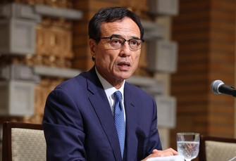 Takeshi Niinami speaks at a press conference in Tokyo's Chiyoda Ward, Sept. 30, 2025. (Mainichi/Kenji Ikai)